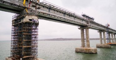 Спрятали под полотном: ВС РФ установили новый объект возле Крымского моста, — АТЕШ (фото)