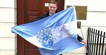 Флаг, Кабмин и 400 граждан: мужчина построил страну и объявил себя президентом