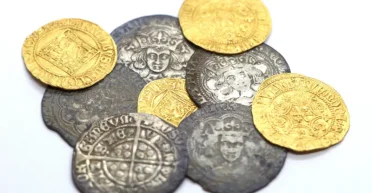 Нашли золото XV века: в Шотландии двое кладоискателей раскопали деньги королей (фото)