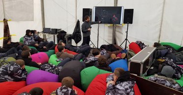 "Варта на Банковой" продолжается. Активисты слушают лекции и ждут начала саммита