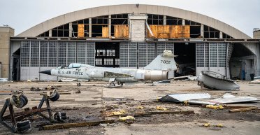 В США торнадо разрушил ангар музея Воздушных сил армии (фото)