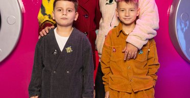 Беременная жена Монатика появились с сыновьями на персональной выставке певца (фото)