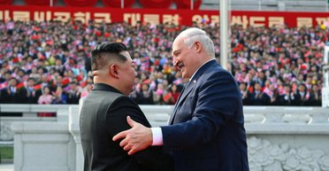 "На случай появления врагов": Лукашенко подарил лидеру КНДР винтовку (видео)