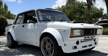 Двигатель Toyota и новое шасси: в США выполнили впечатляющий тюнинг ВАЗ-2105 (фото)