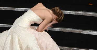 Падения, кражи и селфи: самые известные курьезы "Оскара"