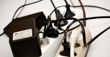 Перепади напруги в мережі: чому вони трапляються і як убезпечити побутову техніку