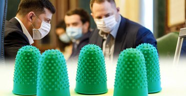 День зеленого наперстка. Зачем Зеленскому понадобился не имеющий юридической силы соцопрос