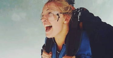 "Пам'ятаю все": жінка пережила падіння з висоти 4,5 км після того, як не розкрився парашут