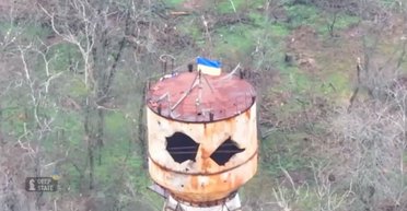 Морпехи подняли флаг Украины на водонапорной башне в Крынках на Левобережье (видео)