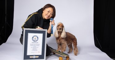 Собака на скейтборде проехал через "человеческий" тоннель и побил мировой рекорд (видео)