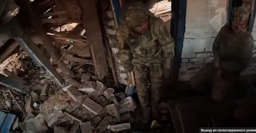 "Мы — не вы": бойцы "Азова" откопали россиян, которых завалило в подвале, и взяли их в плен (видео)