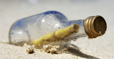 Бросили два брата: послание в бутылке в море нашли через два года