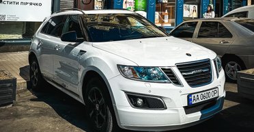 Их выпустили всего 814: в Киеве заметили редкий кроссовер исчезнувшей шведской марки (фото)