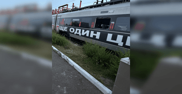 "Ще один день": від атаки РФ у Києві постраждав поїзд "Інтерсіті" з артом відомої художниці (фото)