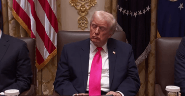 Заплющив очі та схилився: Трамп, ймовірно, заснув під час засідання уряду у Білому домі (відео)