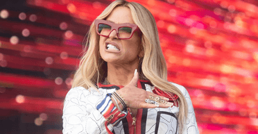 "Снова и снова": Анастейша пела Шварценеггеру песню 12 раз