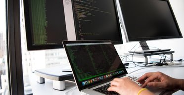 Украинцы могут получать более 60 тысяч гривен за удаленную работу: перечень вакансий
