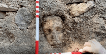 Как в Атаке Титанов: в стене древнего замка нашли чью-то голову (фото)