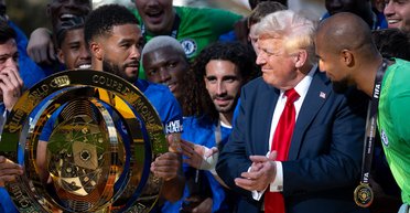 Трамп "испортил" церемонию награждения "Челси" после победы над ПСЖ (видео)