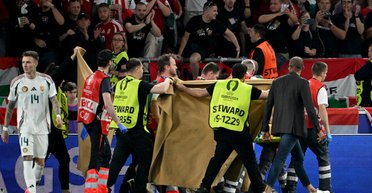 Вынесли за ширмой: игрок Венгрии получил тяжелую травму во время игры с Шотландией (видео)