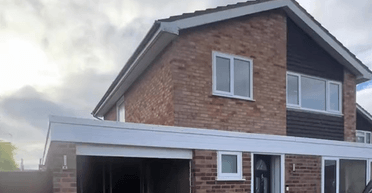 "Няня на пороге": женщина поставила для мамы дом посреди своего участка (фото)