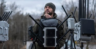В Україні створили новий РЕБ-рюкзак проти дронів: широкий діапазон та велика потужність