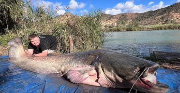 Знадобилася допомога трьох дорослих: 11-річний хлопчик спіймав сома вагою майже 69 кг (фото)