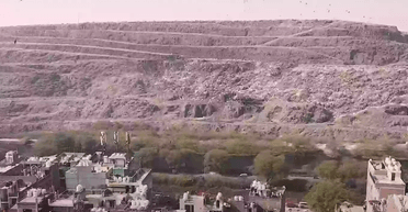 Розміри просто неймовірні: "сміттєва гора" повільно отруює жителів міста (фото)