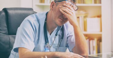 СБУ сообщила о задержании врача на взятке прямо в ТЦК: в военкомате отреагировали