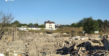 ВС РФ нанесли удар по жилым домам в Сумах: из-под завалов спасли раненых пенсионеров (видео)