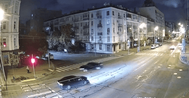 В Киеве работник прокуратуры врезался в пешехода на тротуаре и быстро скрылся с места событий (видео)