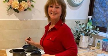 Приходится платить даже детям: женщина берет деньги с семьи за ужин на Рождество (фото)