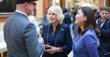 Королева Камілла зʼявилася з підвіскою за 2300 фунтів стерлінгів (фото)