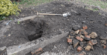 Мужчина нашел загадочный сундук в саду: найденное заставило обратиться к копам (фото)