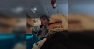 Невесомость и крики: люди пережили ужас во время авиаперелета и развернули самолет (видео)