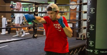 Украинский боксер вернулся на ринг после трехлетней паузы и отправил соперника в нокаут (видео)