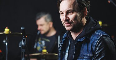 Фронтмен группы "Друга ріка" получил нагрудный знак "За содействие обороне Киева"