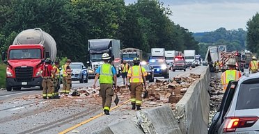 Хот-доги атакуют шоссе: в США фура рассыпала тонны мяса, есть пострадавшие (видео)