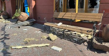 "Постраждалі були за межами будівлі": у МВС розкрили деталі удару по центру Чернігова (відео)