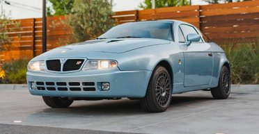 Их выпустили всего 24: на продажу выставили редкий спорткар 90-х за $300 000 (фото)