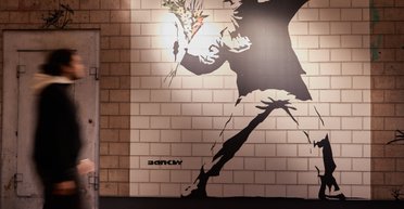 У коллекционеров лопнуло терпение: судебный иск против Бэнкси может раскрыть его имя, — СМИ