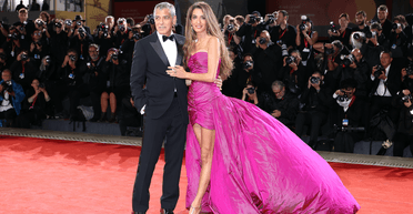 Елегантна дружина Джорджа Клуні підтримала його на Венеційському кінофестивалі (фото)