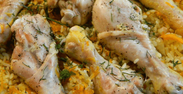 Вечеря для всієї родини: рис з овочами та куркою у духовці