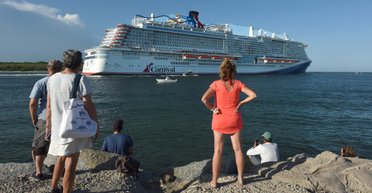 Женщина уволилась с работы и живет на круизных лайнерах: сколько она тратит в день