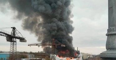 В Новосибирске дотла сгорел склад завода военной электроники и микросхем (видео)