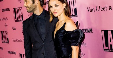 Натали Портман без кольца была замечена на прогулке с мужем и детьми (фото)