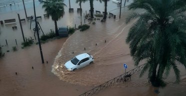 Полная катастрофа: известный курорт Ибица разрушает масштабный ураган (видео)