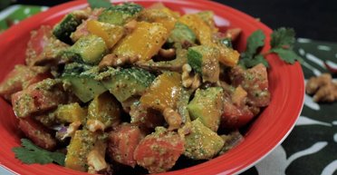 Получается невероятно вкусно: рецепт салата "Батумский"