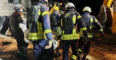 Выжил только отец: в Кривом Роге из-под завалов достали тела трех детей и матери (фото)