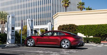 Названо електромобілі з найшвидшою швидкістю зарядки в реальних умовах (фото)